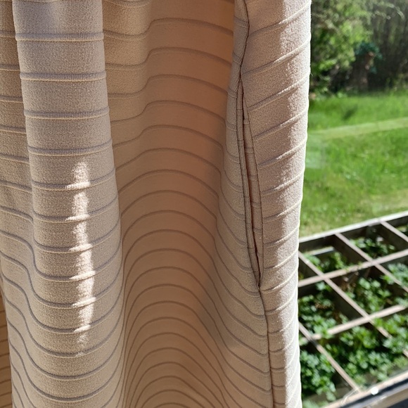 Gorgeous poofy sleeved dress. - Picture 8 of 10